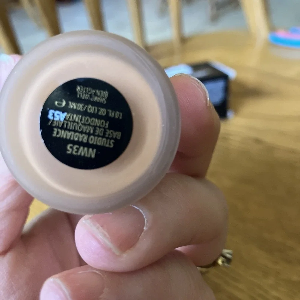 MAC‎ NW35 Studio Radiance Serum Powered Foundation  new in Box 24 hour hydration